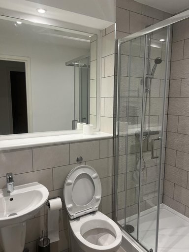 Bathroom 4, Charming 2-bed Apartment in Salford Newly Built, Manchester