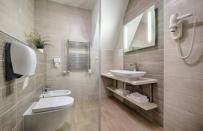 Bathroom 4, Hotel Kiss, Tata