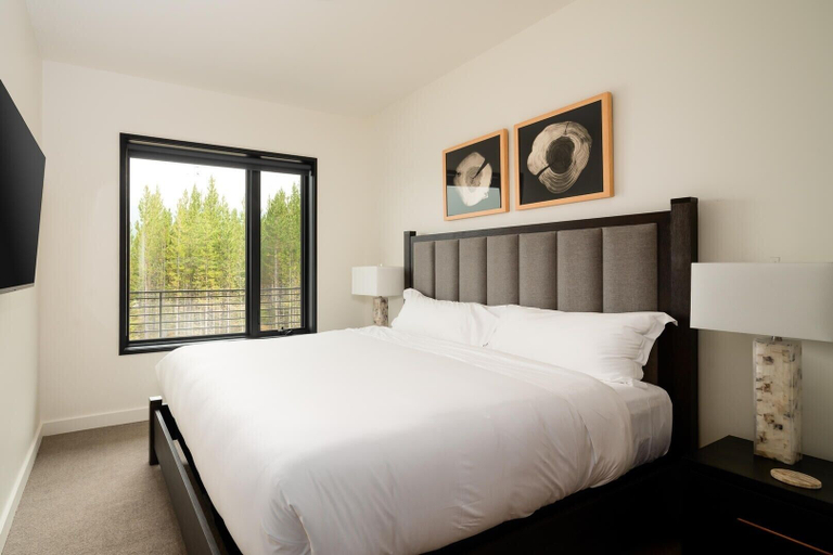 Room 5, 201 Lakelodge 3 Bedroom Condo by Moonlight Basin Lodging, Madison