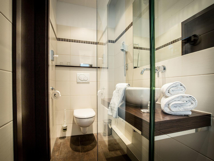 Bathroom 16