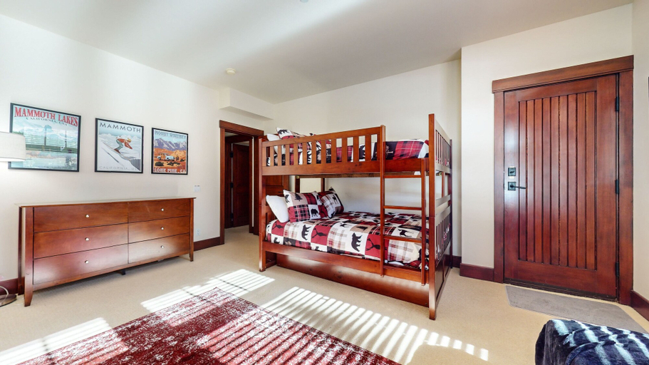 Room 5, Juniper Crest #25 4 Bedroom Condo by RedAwning, Mono
