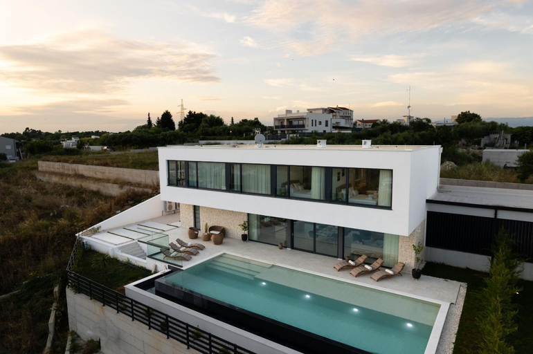 Exterior & Views