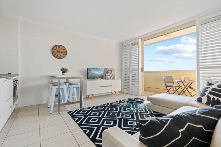 Others 4, Top Floor Apartment with Balcony in Great Location, Sydney