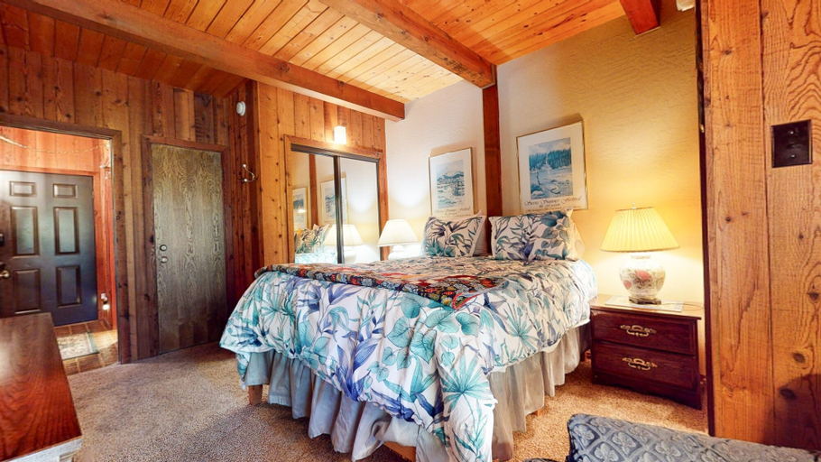 Room 5, Villa De Los Pinos #40 2 Bedroom Condo by RedAwning, Mono