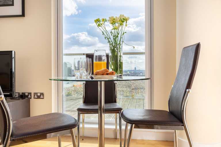 Others 4, Charming 1-bed Apartment in, Canary Wharf, London
