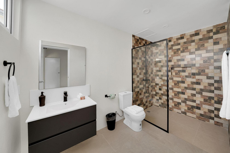 Bathroom, NEW 5BR Villa w Pool Patio Great Location