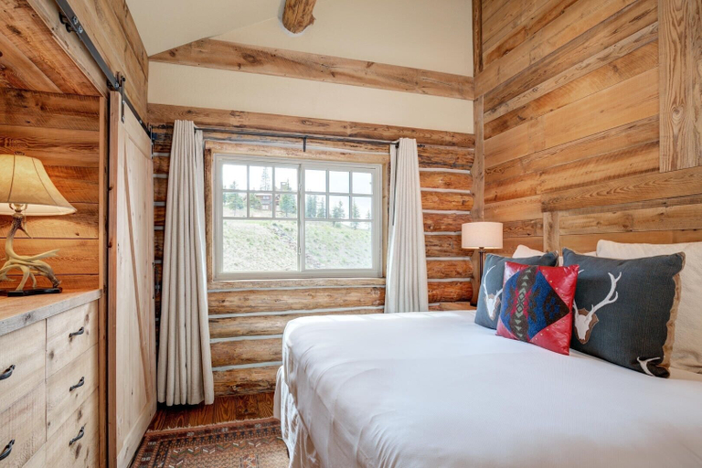 Room 5, 9 Cabin Hollow 2 Bedroom Home by Moonlight Basin Lodging, Madison