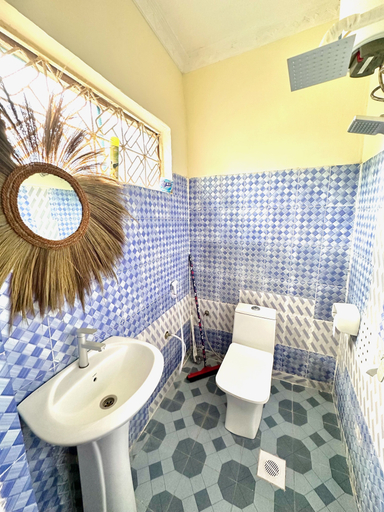 Bathroom 3, Mama's House, Magharibi