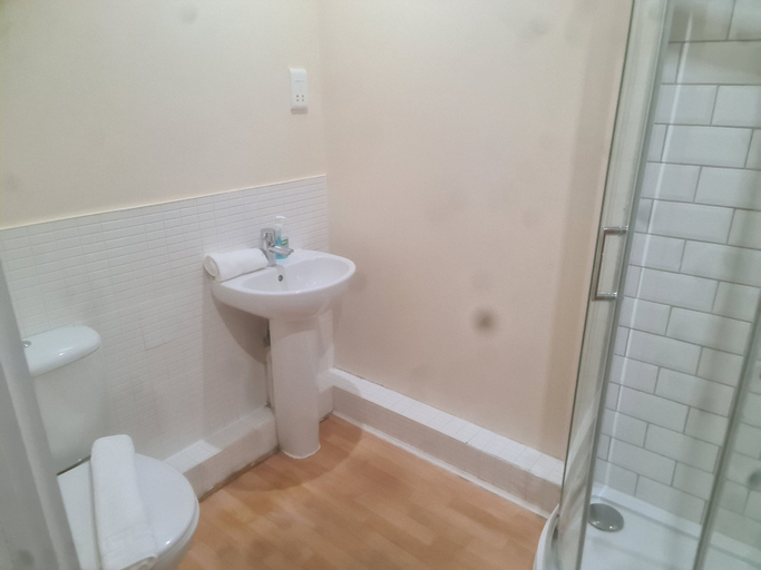 Bathroom 4, Remarkable 1-bed Apartment in Romford, London