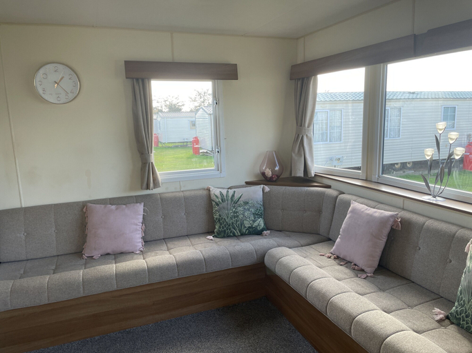 Others 5, Captivating 2-bed Caravan in Clacton-on-sea, Essex