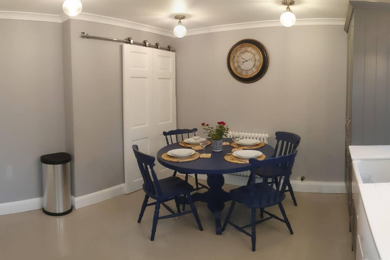 Others 5, Spacious 2-bedroom Family Flat in Iver Heath, Buckinghamshire