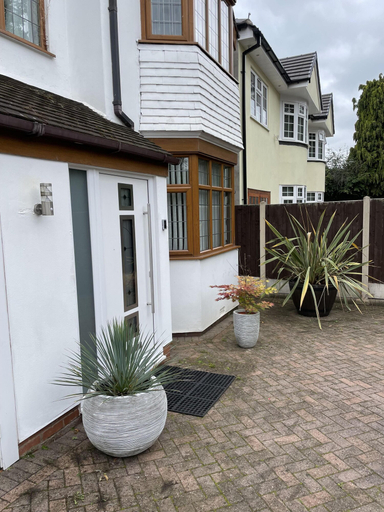 Exterior & Views 2, Beautiful 5-bed House in Walsall, Walsall