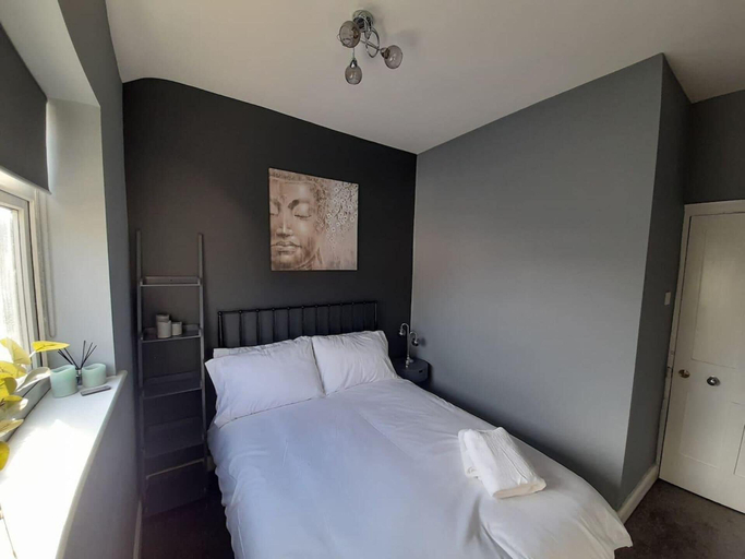 Room 4, Spacious 5-bed House - Sleeps 10, Garden & Parking, Oldham