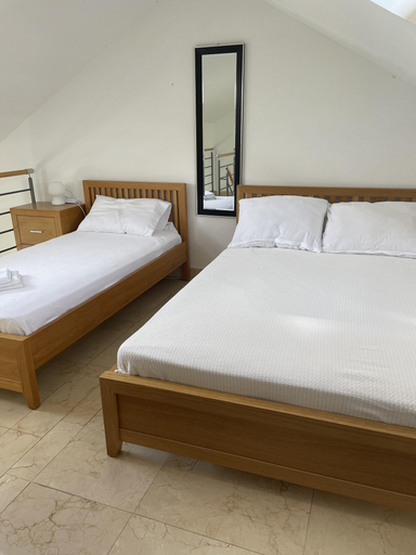 Room 4, 2 Bed Flat - Sleeps 6 - Pool - Garden - Parking, Milna