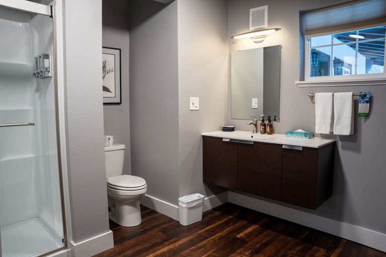Bathroom 3, Blue Elk Inn, Chelan