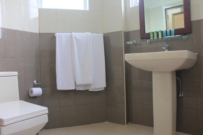 Bathroom 3, Grand 7 Hotel Thalawathugoda, Kaduwela