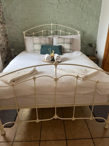 Bedroom 2, Elegant and Secluded 1-bed Cottage Near Bideford, Devon
