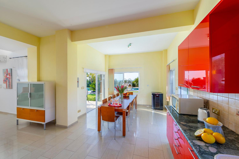 Kitchen 5, Villa Coral Bay View, walking distance to the beach!
