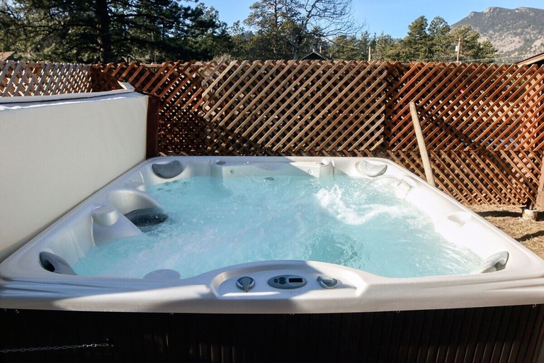 Outdoor spa tub, Triple R Cottages: 1 3 Bedroom Cabin, Larimer