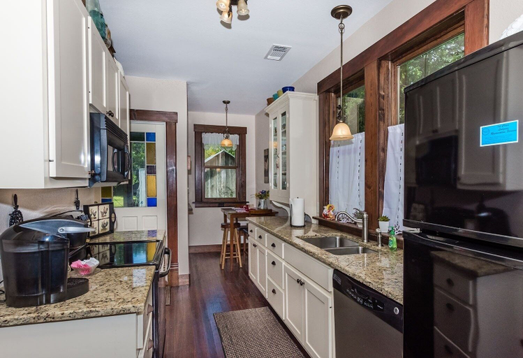 Private kitchen 5, Mistletoe House 2 Bedroom Home by Redawning, Gillespie