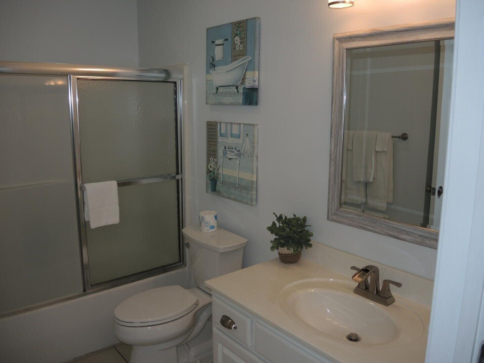 Bathroom 2, 1408m 1 Bedroom Condo by RedAwning, Brunswick