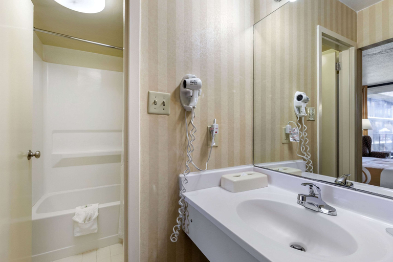 Bathroom 5, Quality Inn Vienna - Tysons Corner, Fairfax