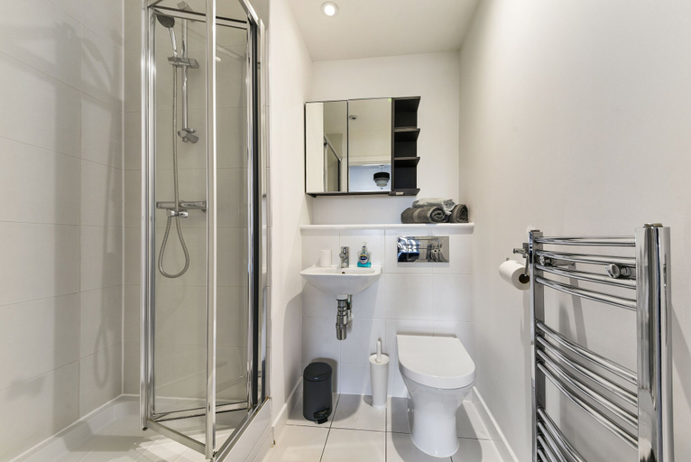 Bathroom 4, Stunning 2-bed Apartment in London, London