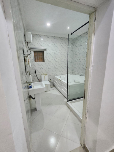 Bathroom 3, Cozy Residence, AbujaMun