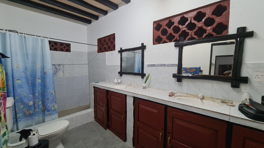Bathroom, Charming 2-bed Cottage in Bodo, a Fishing Village, Msambweni