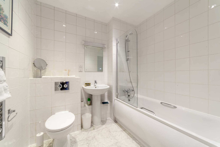 Bathroom 3, Riverside Retreat Modern Flat in Brentford, London