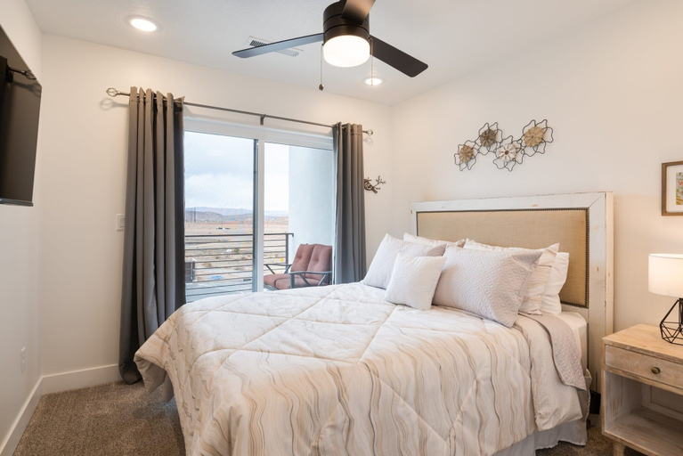 Bedroom 3, Sun by RedAwning, Washington
