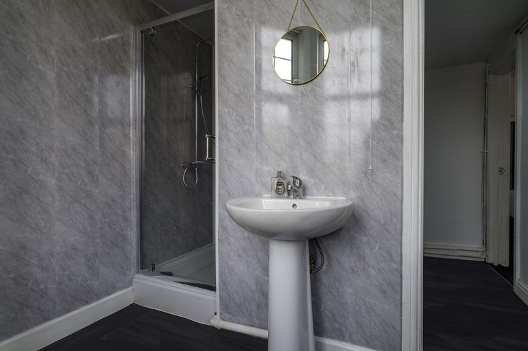 Bathroom 5, Beautiful 1-bed Studio4 in Coventry, Coventry