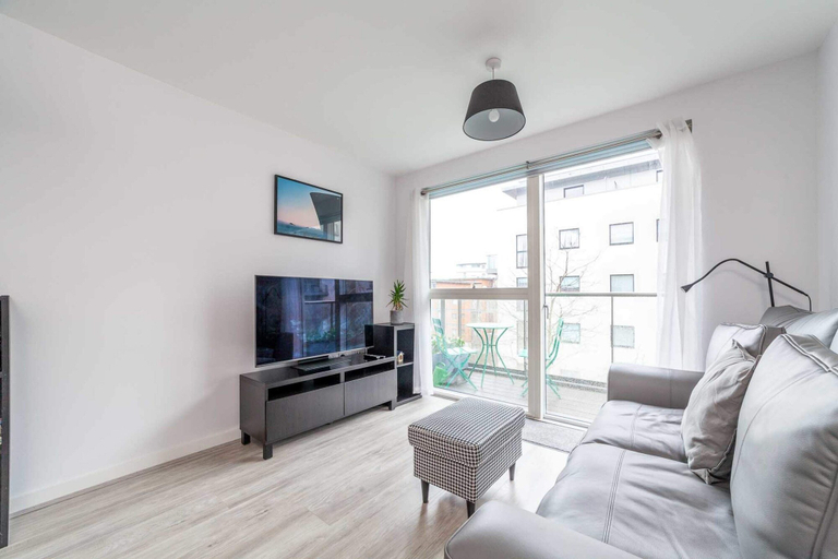 Others 5, Riverside Retreat Modern Flat in Brentford, London