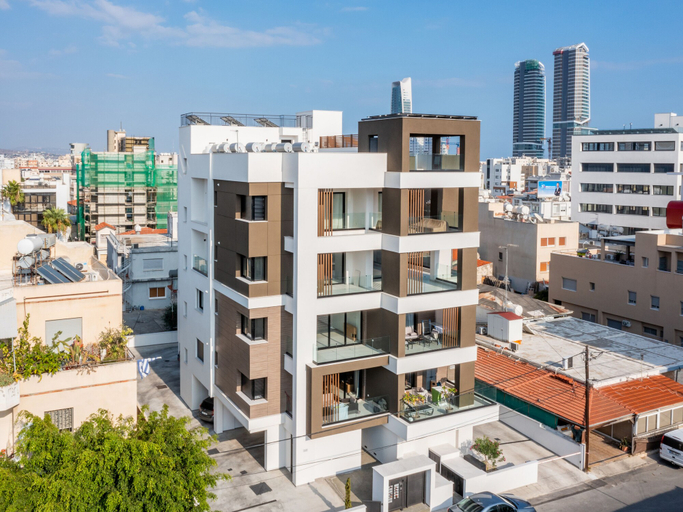 Front of property 4, Sanders Premier - Lovely 2 bdr apt With Balcony
