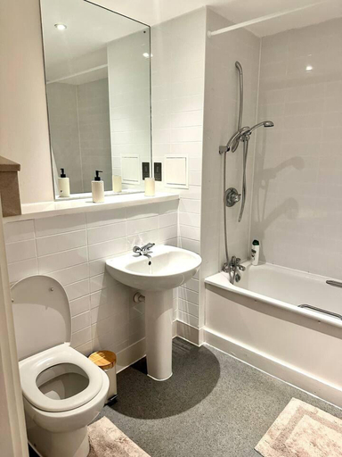 Bathroom, 2 Bed Flat - Sleeps 4 - Balcony - Smoking, London
