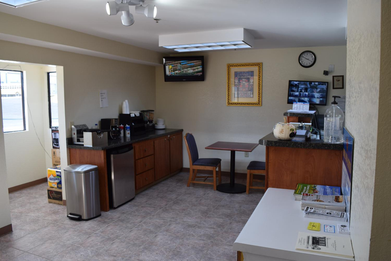 Food & Drinks, Royal Inn & Suites, Douglas