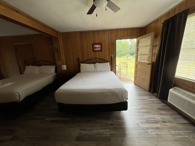 Room 3, Budget friendly queen studio with full kitchen, two queen beds and sleeper sofa by RedAwning, Montgomery