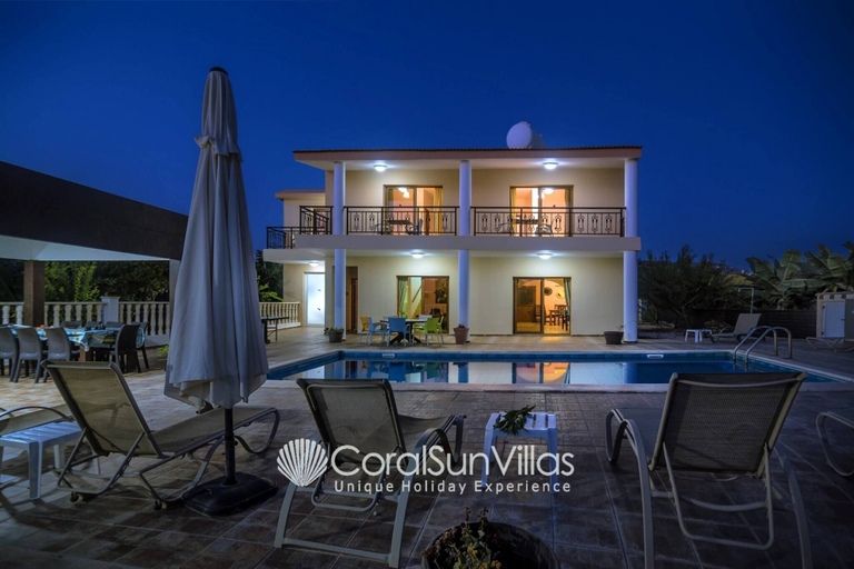 Exterior & Views 2, Impressive Villa Exclusive Sea Caves Walk to Taverns Sleeps 11 Ref 507