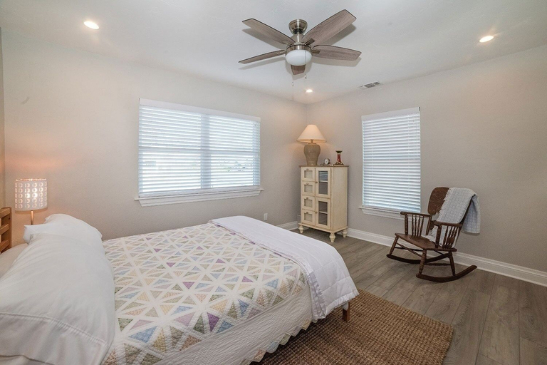 Room 2, Anchorage Haus 3 Bedroom Home by RedAwning, Gillespie