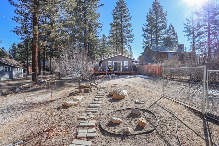 Exterior & Views 1, Comet's Cabin 3 Bedroom Home by RedAwning, San Bernardino
