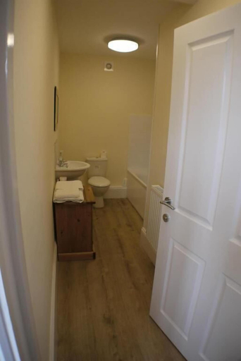 Bathroom 4, Oliver Cromwell Hotel, Cambridgeshire
