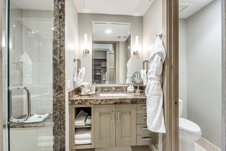 Bathroom 5, Premium Five Bedroom Suite 5 Apartment Hotel by Redawning, Summit