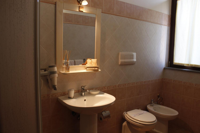 Bathroom 3, Residence Hotel La Commenda, Viterbo
