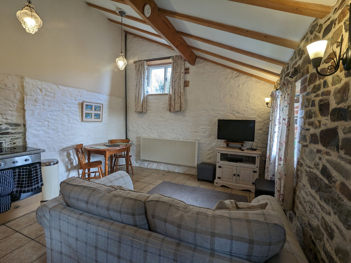 Others 4, Elegant and Secluded 1-bed Cottage Near Bideford, Devon