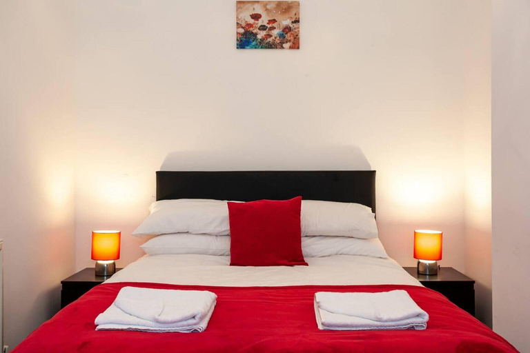 Room 5, 4 Bed House, Sleeps 9, Free Parking, Stoke-on-Trent