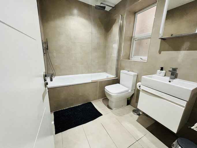 Bathroom 3, 1-bed Apartment in Ealing, London
