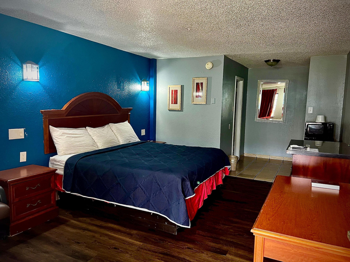 Bedroom 2, Regency Inn - Fort Sam Houston, Bexar