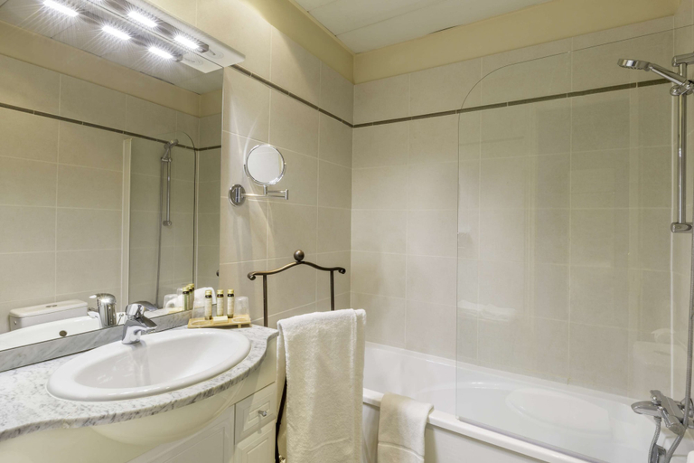 Bathroom 5, Hotel Le Maxime, BW Signature Collection, Yonne
