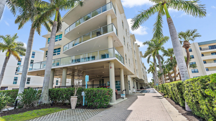 Exterior & Views 2, Crescent Siesta Key Charmer 3 Bedroom Condo by RedAwning, Sarasota