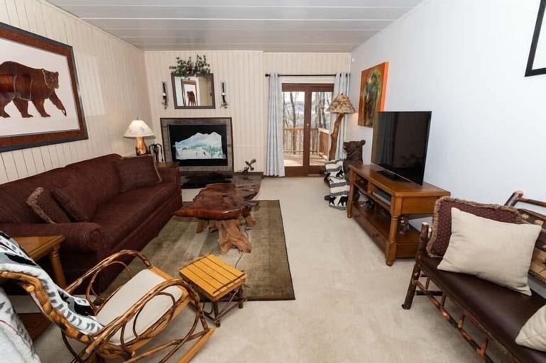 Cozy Seven Springs 1 Bedroom Deluxe Condo with Private Deck by RedAwning - Save 10% on 3 Nights, 15% on 5 Nights!, Somerset